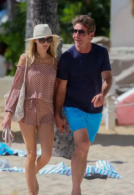 Dennis Quaid and his fiancee Laura Savoie during vacation.