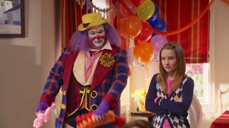 Kaitlyn Dever in the first season of Modern Family.