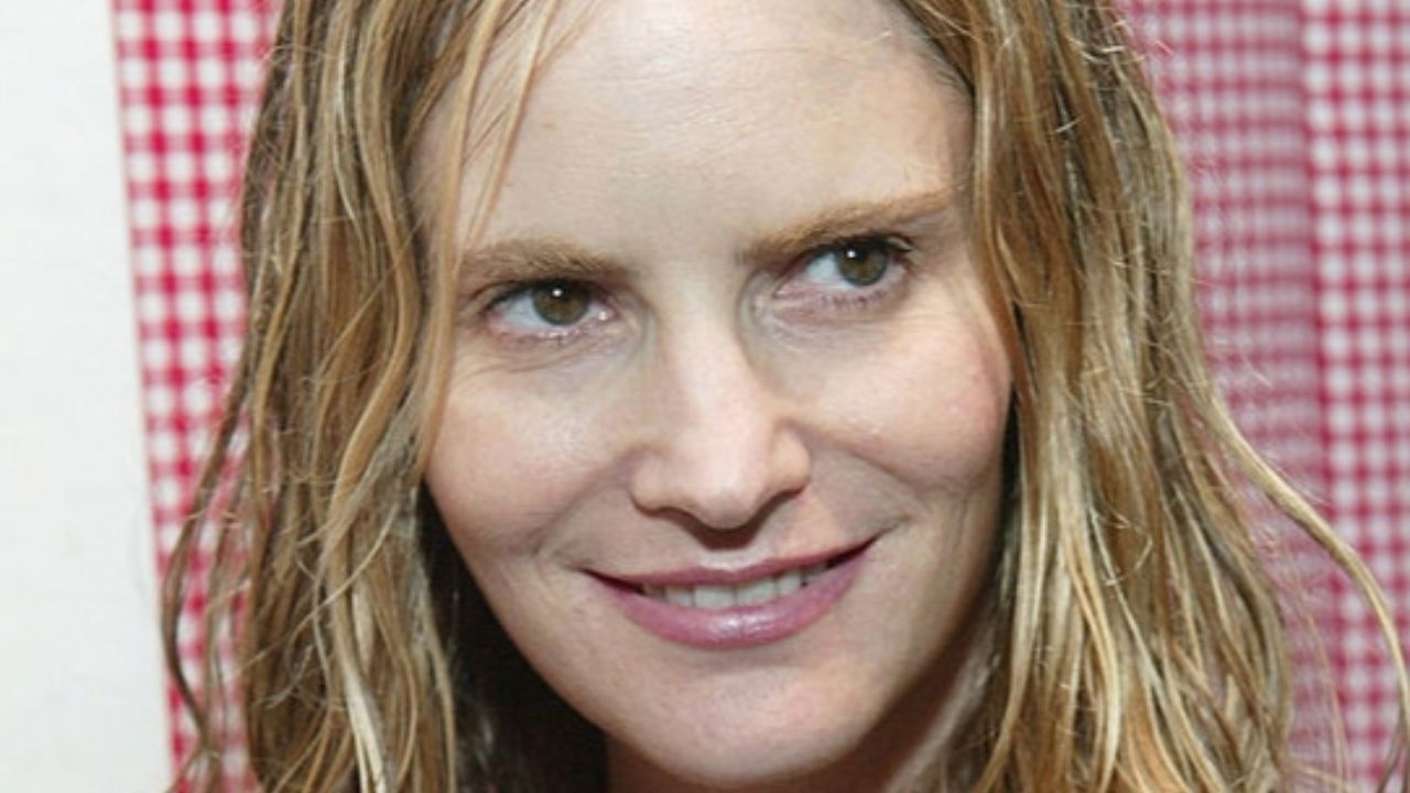Jennifer Jason Leigh in 2003 at the special VIP screening of The Secret Lives of Dentists.