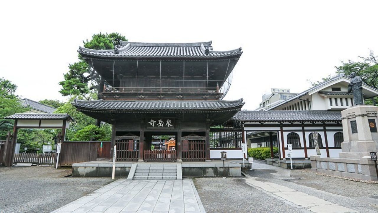 The 47 Ronin gravesite is located in Tokyo's Sengakuji, a tiny temple. celebsindepth.com