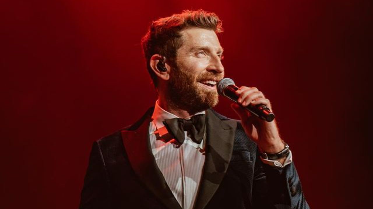 Brett Eldredge is not married and has neither a wife nor kids. celebsindepth.com