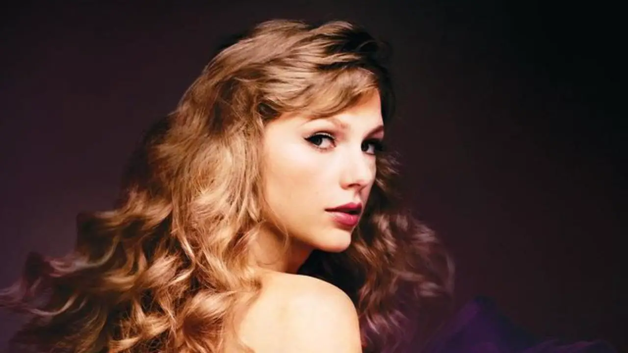 Taylor Swift has a smaller and more polished nose after undergoing rhinoplasty. celebsindepth.com
