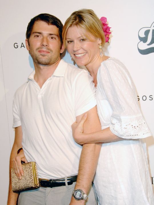 Julie Bowen with her ex-husband, Scott Phillips. celebsindepth.com 