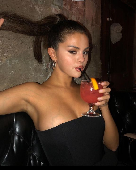 Selena Gomez is not dating anyone in 2023. celebsindepth.com