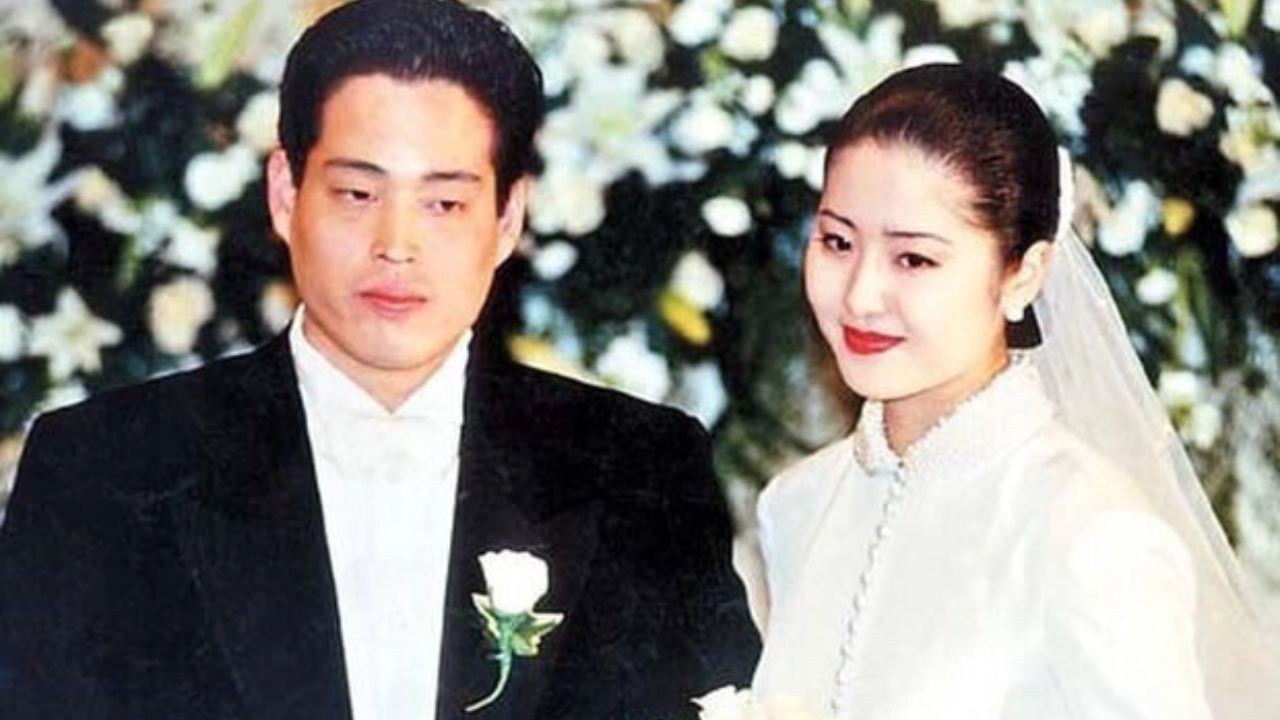 Go Hyun-Jung was previously married to Chung Yong-jin but got divorced in 2003. celebsindepth.com