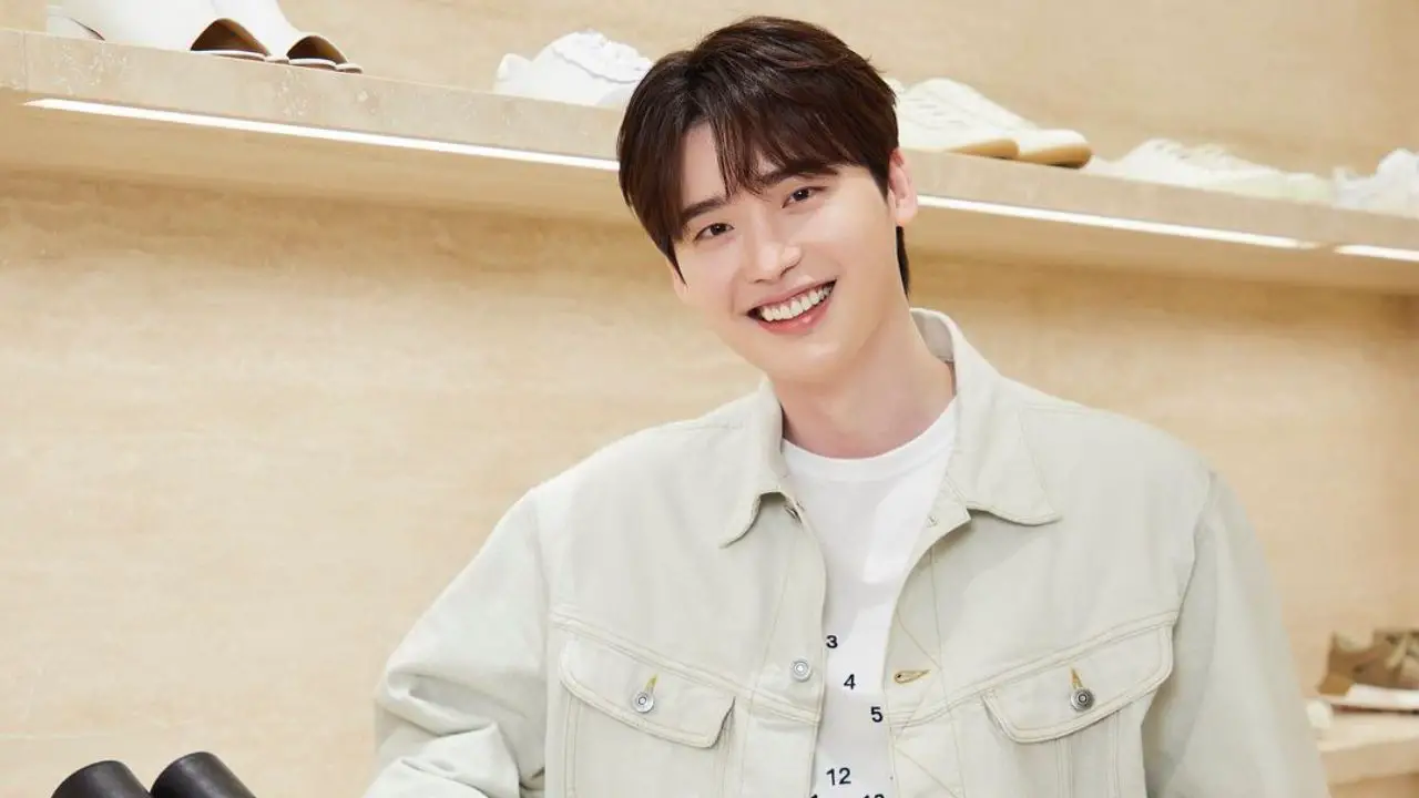 Lee Jong-suk rose to popularity after his performance in the hit drama, School 2013. celebsindepth.com
