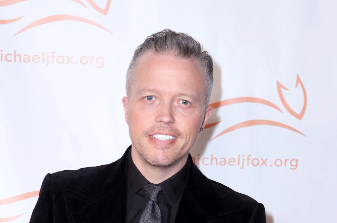 Jason Isbell has a wider smile after fixing his teeth. celebsindepth.com 