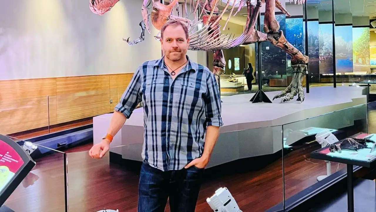 Josh Gates has not revealed whether he has a girlfriend or not. celebsindepth.com
