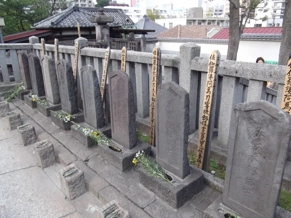Picture of the 47 Ronin gravesite. celebsindepth.com