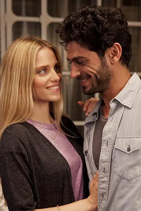 Amos gets stranded in London, only to be helped by a Noa Hollander super fan.