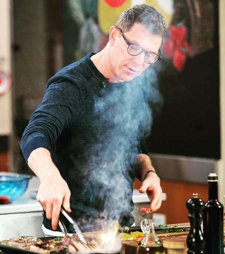 Bobby Flay GF 2020 - The celebrity chef is currently single.