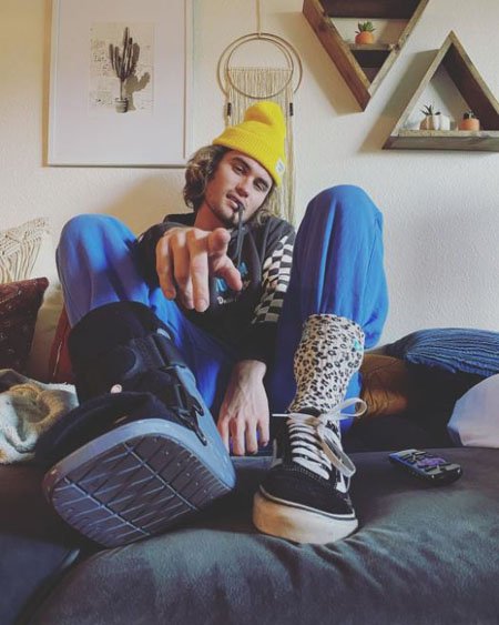 Chase Stokes appeared in the sixth episode of the first season of Stranger Things.