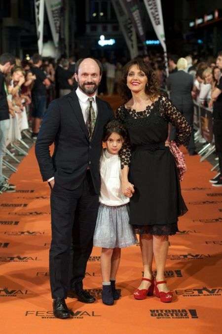 Dafne Keen with her parents, father Will Keen, and mother María Fernández Ache.