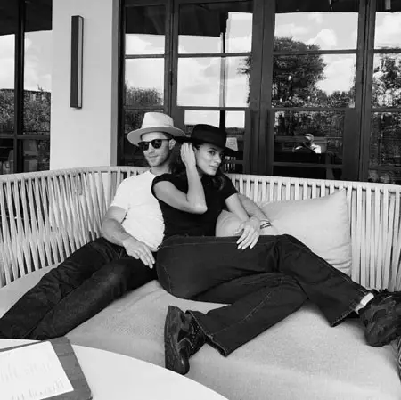 Laysla De Oliveira and Jonathan Keltz are in a relationship for nearly eight years.