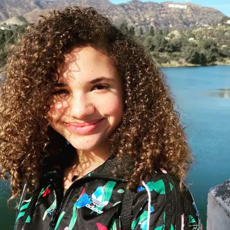 Scarlet Spencer plays Izzy Barris in the Netflix series Black AF aka #blackAF.