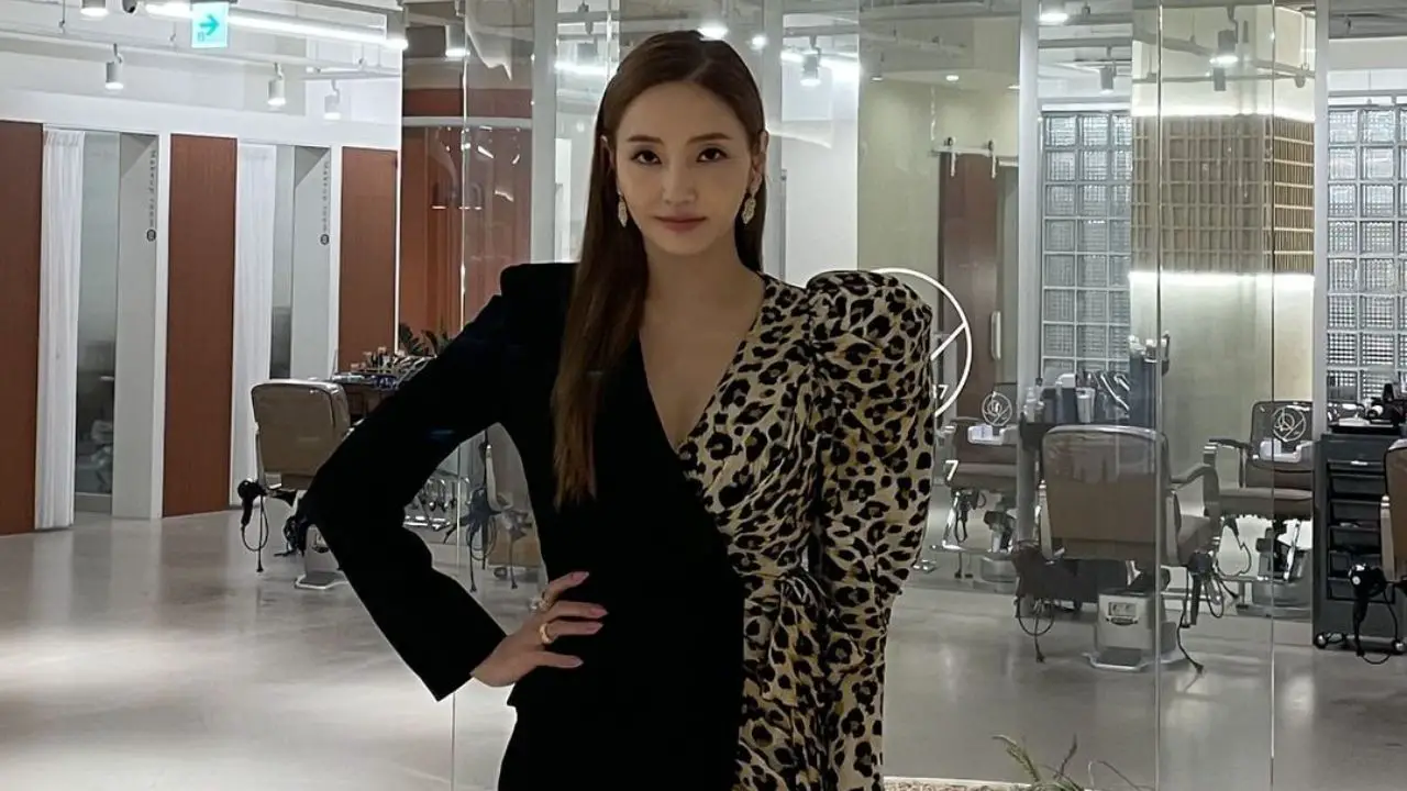 Actress Han Chae Young appears as Minho's mom in Xo Kitty. celebsindepth.com