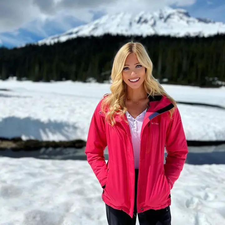 Abby Hornacek is not married and does not have a husband. celebsindepth.com