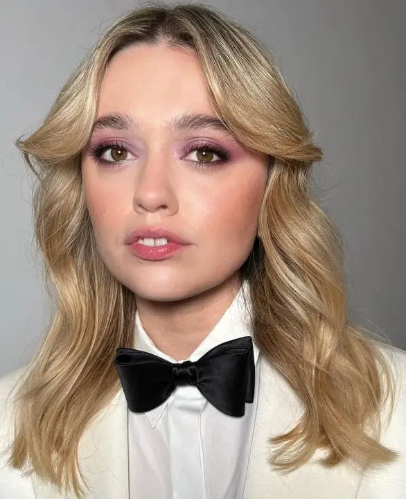 Aimee Lou Wood has a bunny-like shape. celebsindepth.com