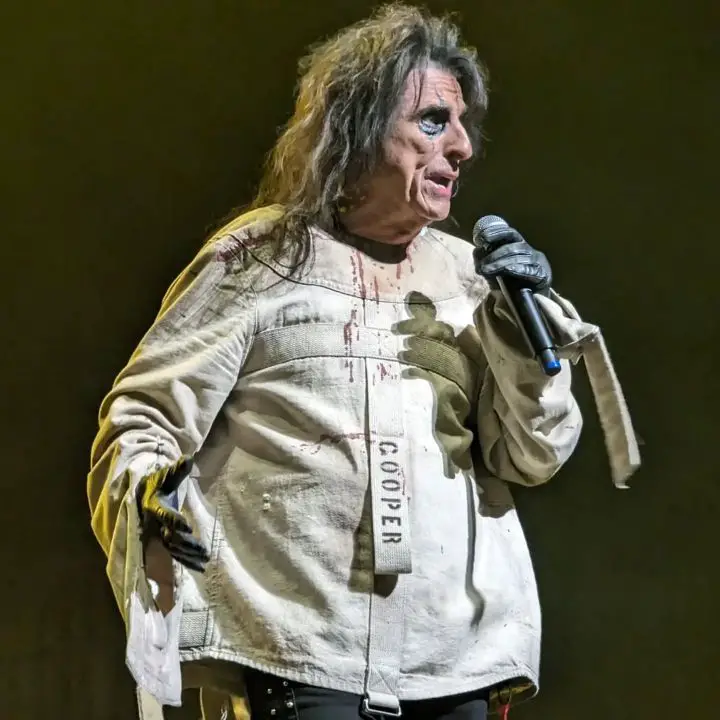 Fans believe Alice Cooper might be homophobic. celebsindepth.com 