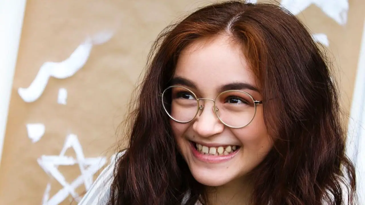Anna Cathcart has gaps in her teeth. celebsindepth.com