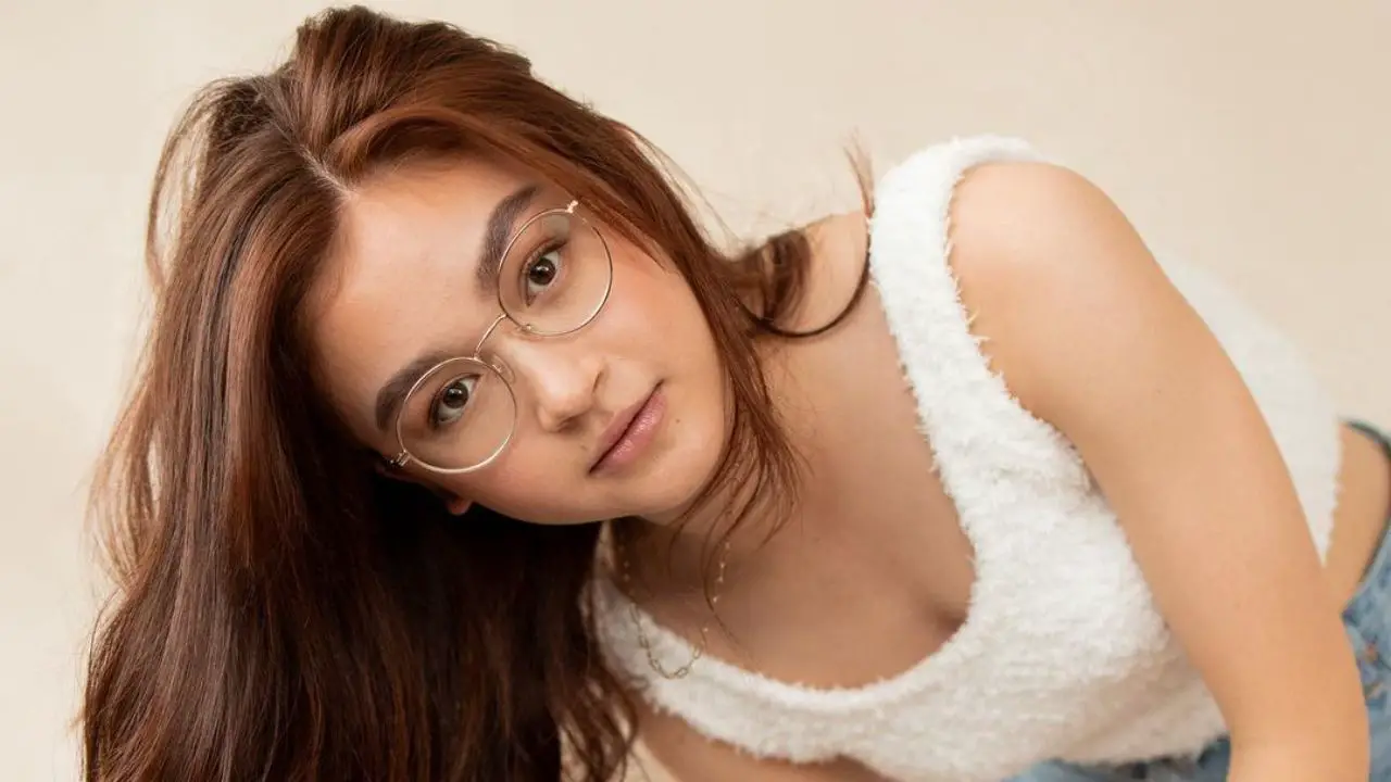 Anna Cathcart doesn't smile with an open mouth as she used to. celebsindepth.com