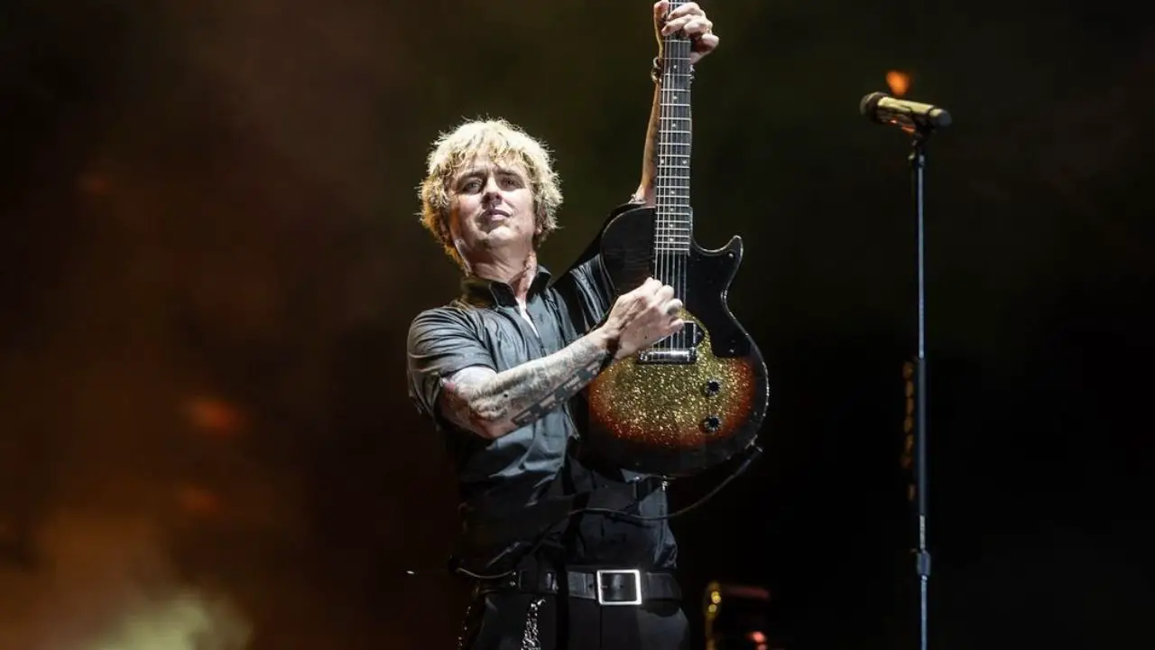 Joe Armstrong doesn't seem to be gay. celebsindepth.com