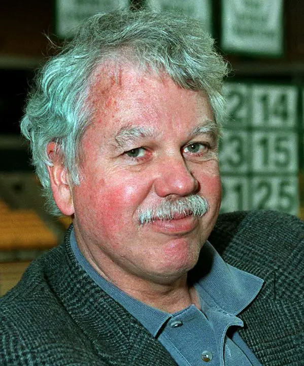 Bob Ryan smiles less due to his yellowish teeth. celebsindepth.com