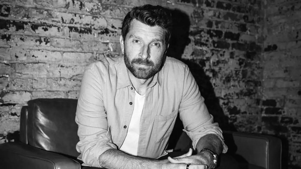 Brett Eldredge doesn't have a girlfriend in 2023. celebsindepth.com