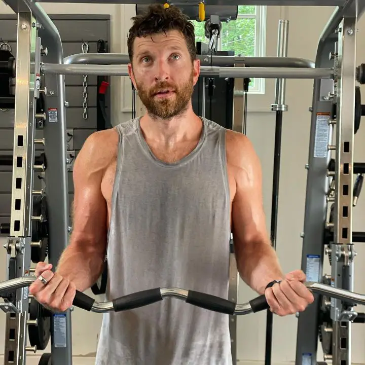 Brett Eldredge takes care of his physique by following a workout. celebsindepth.com