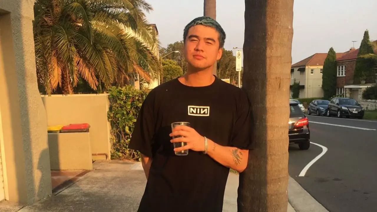 Calum Hood doesn't have a wife. celebsindepth.com