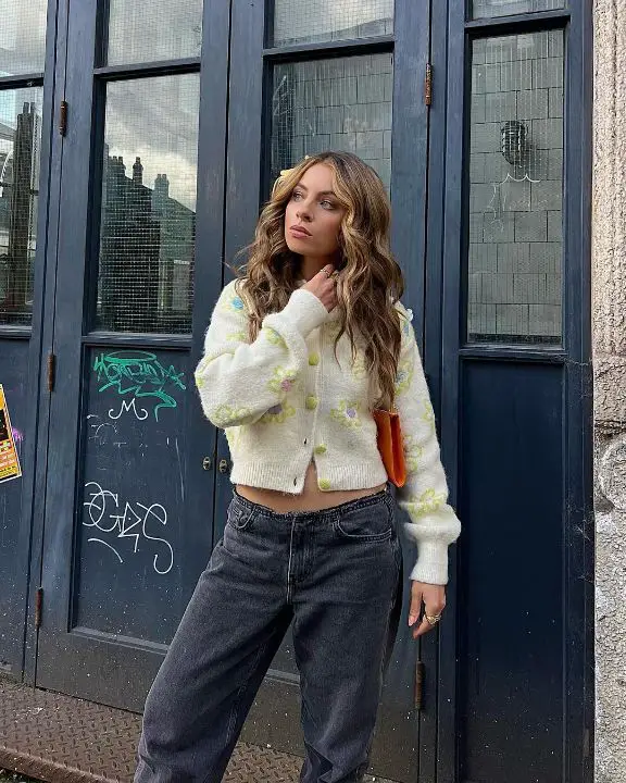 Charlotte Jordan identifies herself as a woman. celebsindepth.com 