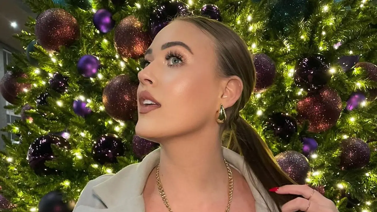 Chelsea is a straight woman. celebsindepth.com