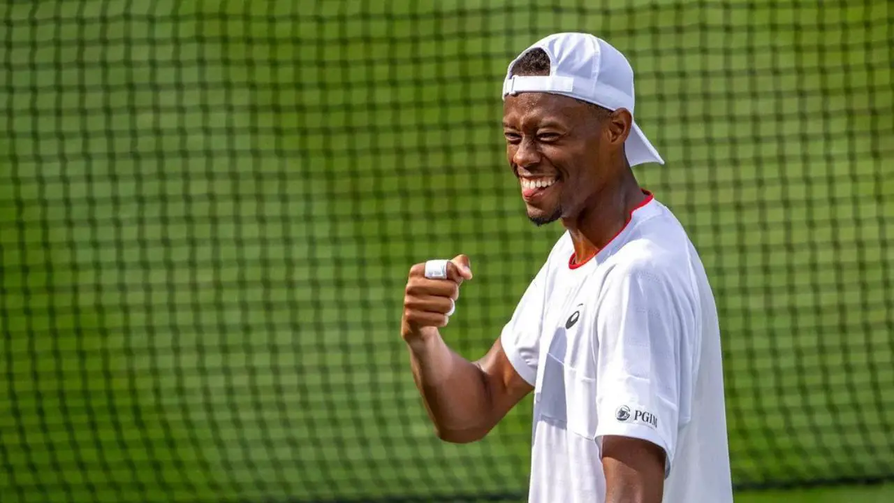 Christopher Eubanks does not seem to have a girlfriend. celebsindepth.com