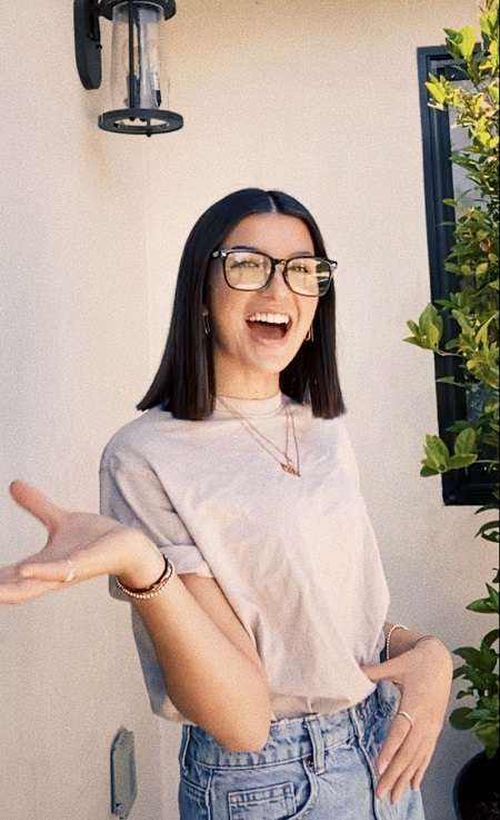 Charli D'Amelio look-alike Ellie Zieler wearing glasses and posing.
