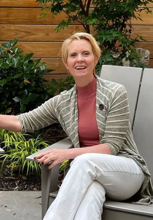 Cynthia Nixon's teeth look yellowish and brown. celebsindepth.com