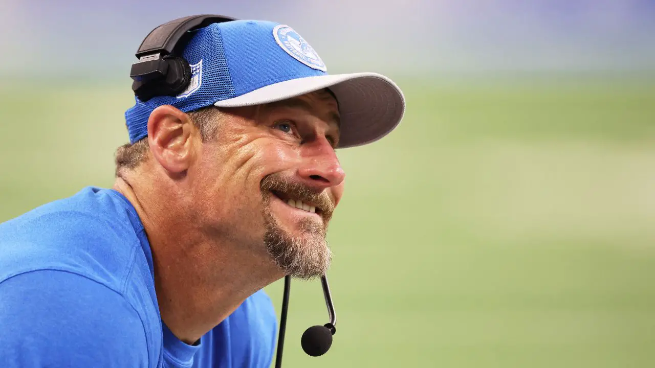 Dan Campbell wears artificial teeth. celebsindepth.com