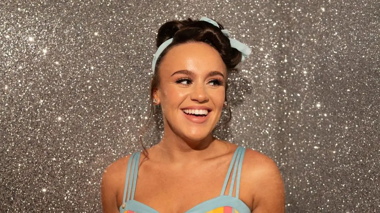 Ellie Leach is very close with her parents. celebsindepth.com