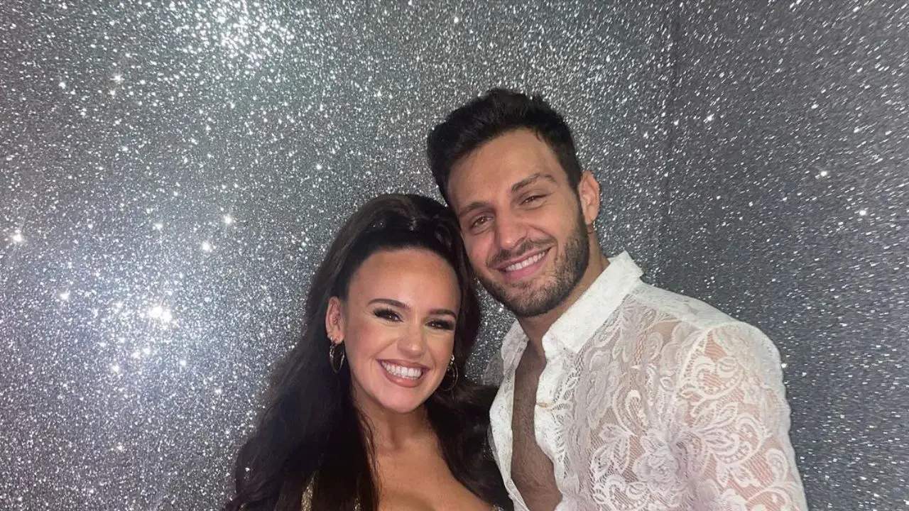 Ellie Leach broke up with her cheating boyfriend, Reagan Pettman. celebsindepth.com