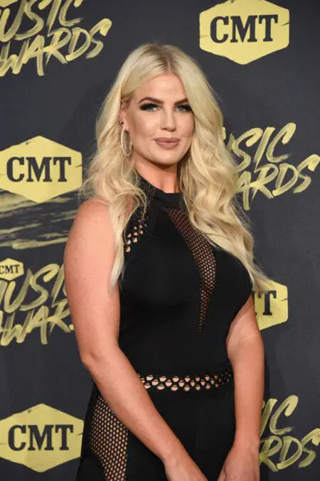 Summer Duncan is best known as the girlfriend of Jon Pardi.
