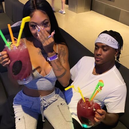 Summer Walker is currently dating; she is in a relationship with her boyfriend London on da Track.