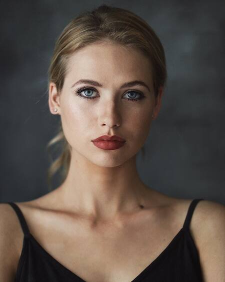 Kassandra Clementi's net worth is estimated to be $700,000.