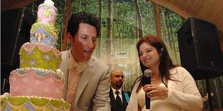 Alex Guarnaschelli and Brandon Clark got married in 2007.