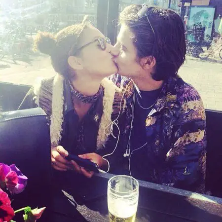Jade Olieberg kissing her boyfriend Chris Peters.