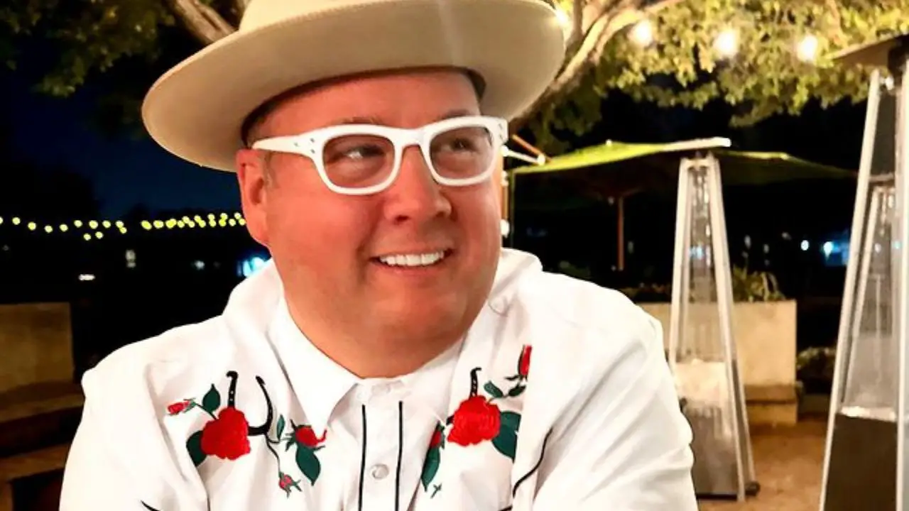 Graham Elliot's eating habits led him to gain weight. celebsindepth.com