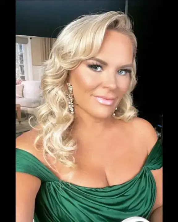 Reddit users believe she had a facelit on her face. celebsindepth.com
