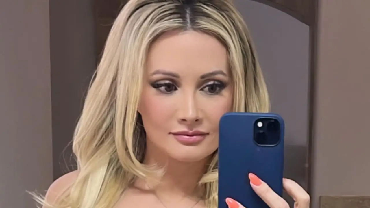 Holly Madison had her first nose job in 2009. celebsindepth.com