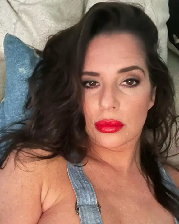 Kelly Monaco is not a married woman. celebsindepth.com