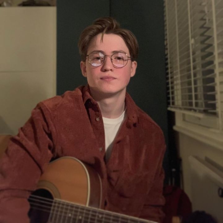 Kit Connor doesn't have a partner as of 2023. celebsindepth.com