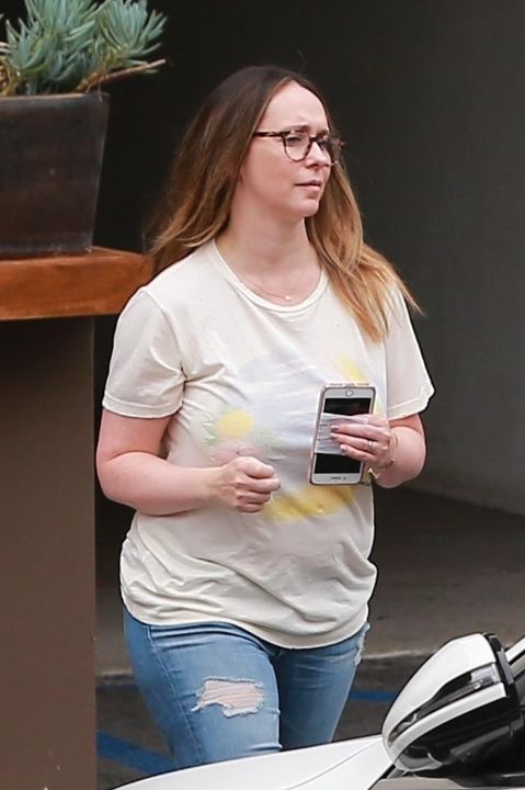 Jennifer Love Hewitt got a harsh comment for having a big figure. celebsindepth.com