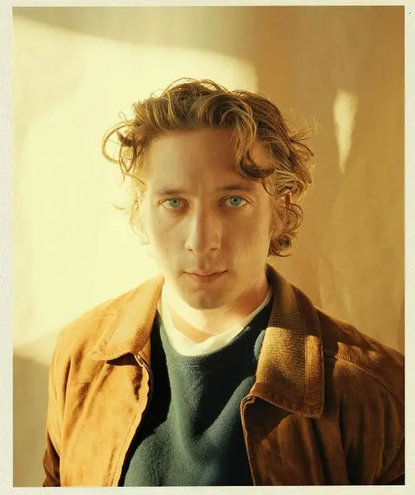 Jeremy Allen White got a scar on his face while hitting the mirror. celebsindepth.com 